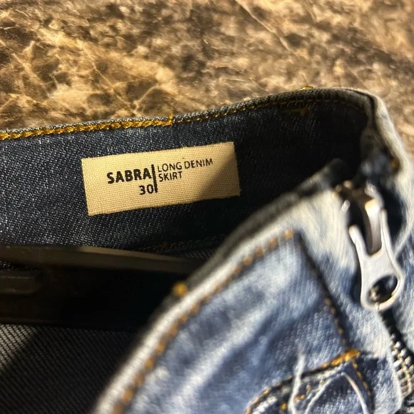 Distressed jean skirt with front slit, size 30 - Picture 4 of 8